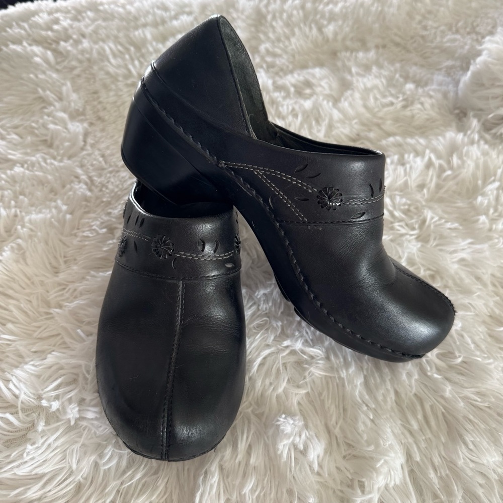 Dansko 9821020200
Black leather clogs for women
Size 38
Excellent condition